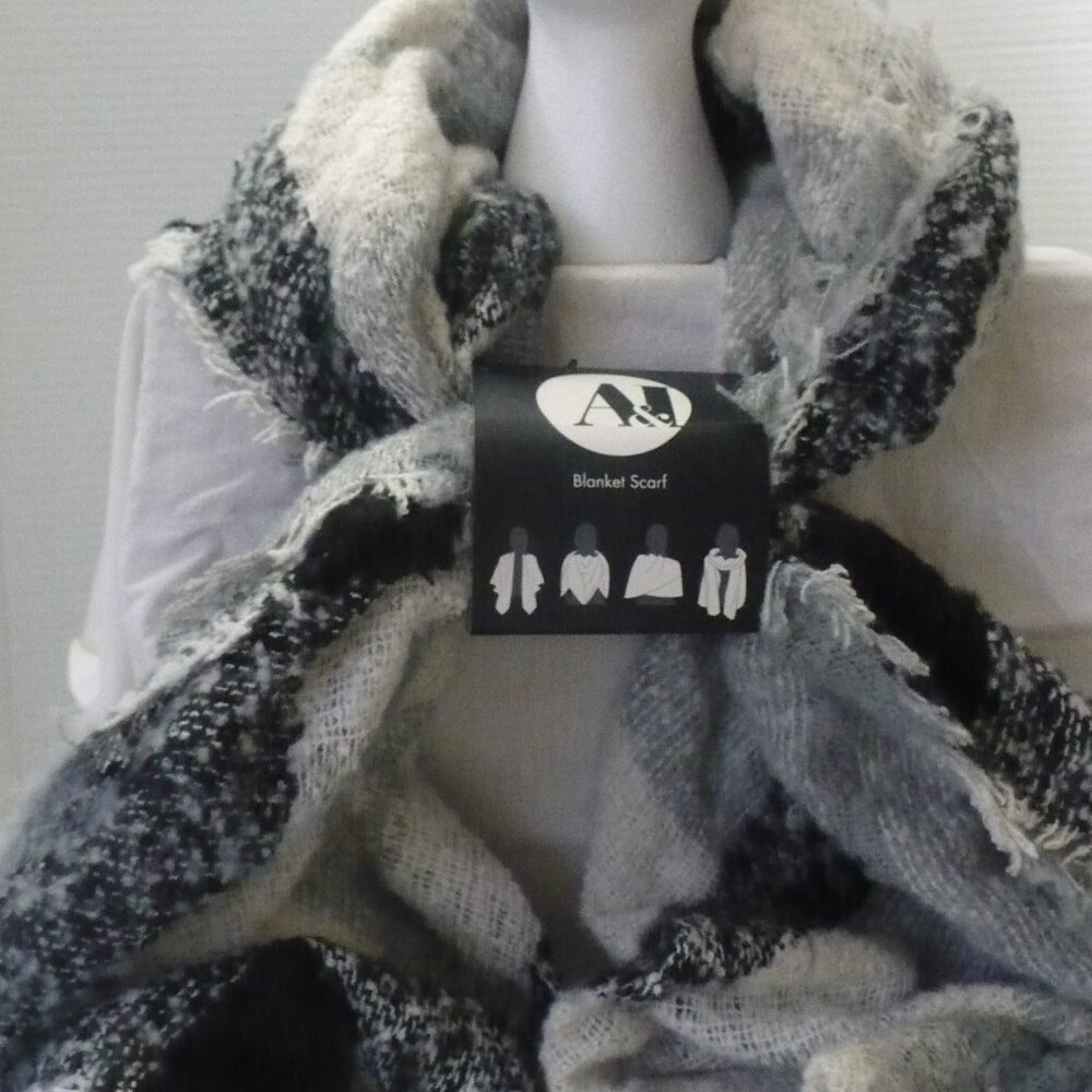 Blanket Scarf Soft Gray/White/Black NWT
